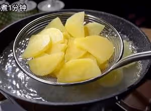 土豆片炒火腿腸
