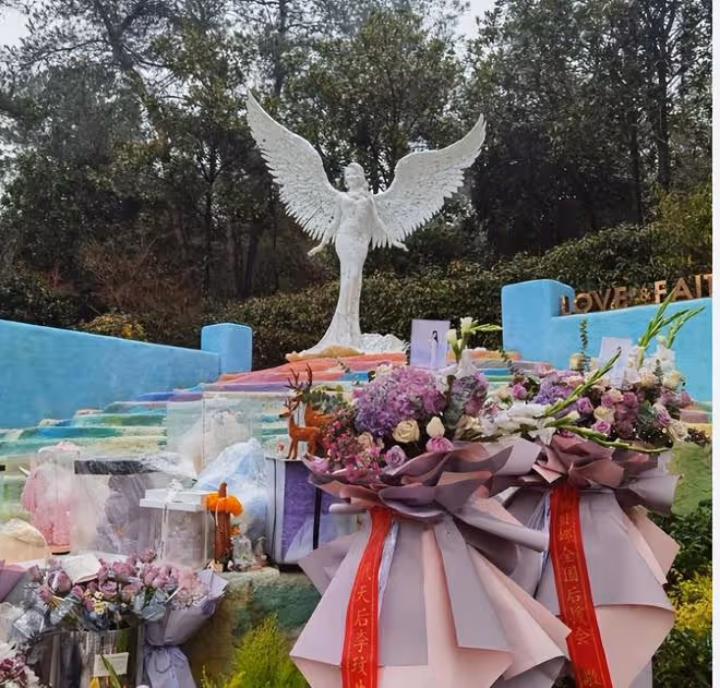 李玟墓地被破壞，雜草叢生破壞不堪，知情人曝她被區別對待