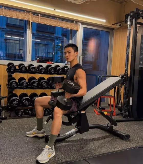 29歲TVB小生強調單身沒拍拖,澄清與緋聞女友僅好友關係:我沒這個心思