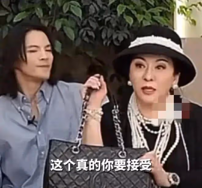 向太給曉華狂刷禮到榜三,特意連線送絕版香奈兒包,曉華不敢置信