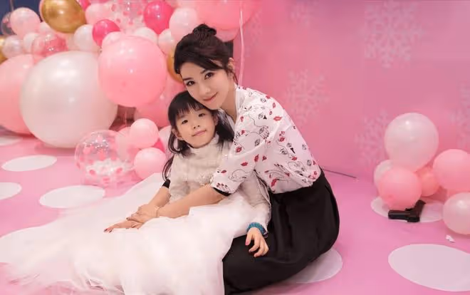 黃奕曬與女兒合照引熱議,網友評價兩極分化,母女情深成亮點