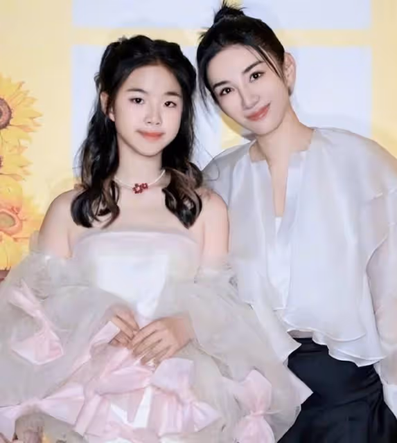 黃奕曬與女兒合照引熱議,網友評價兩極分化,母女情深成亮點