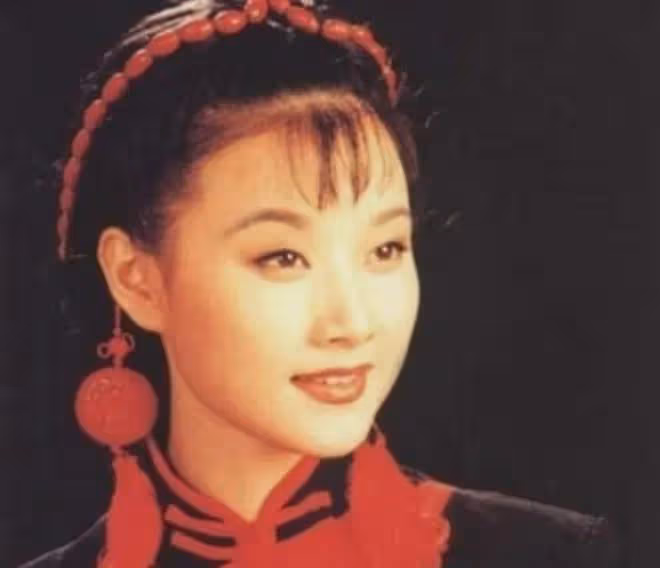 事實證明,「銷聲匿跡」的宋祖英,早就已經走上了另一條康莊大道