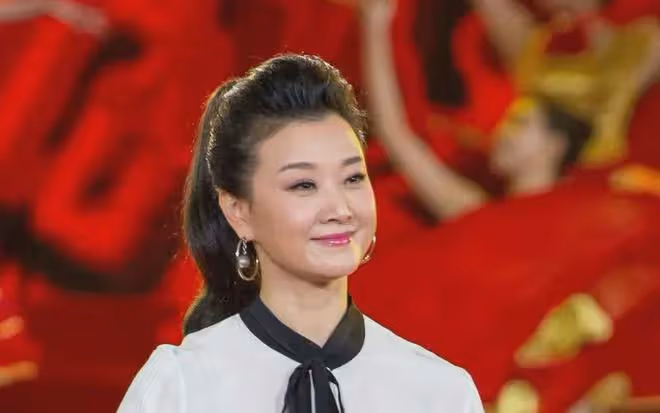事實證明,「銷聲匿跡」的宋祖英,早就已經走上了另一條康莊大道