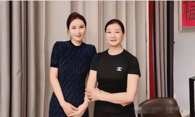 事實證明,「銷聲匿跡」的宋祖英,早就已經走上了另一條康莊大道