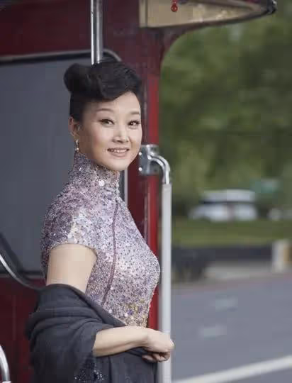 事實證明,「銷聲匿跡」的宋祖英,早就已經走上了另一條康莊大道