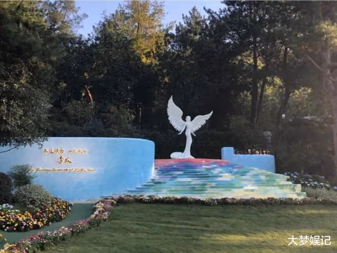 李玟墓園驚傳「雜草叢生」！彩虹階梯不見了…歌迷現場影片曝光
