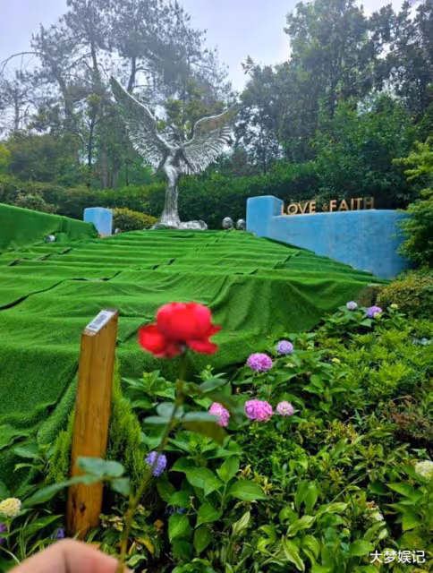 李玟墓園驚傳「雜草叢生」！彩虹階梯不見了…歌迷現場影片曝光