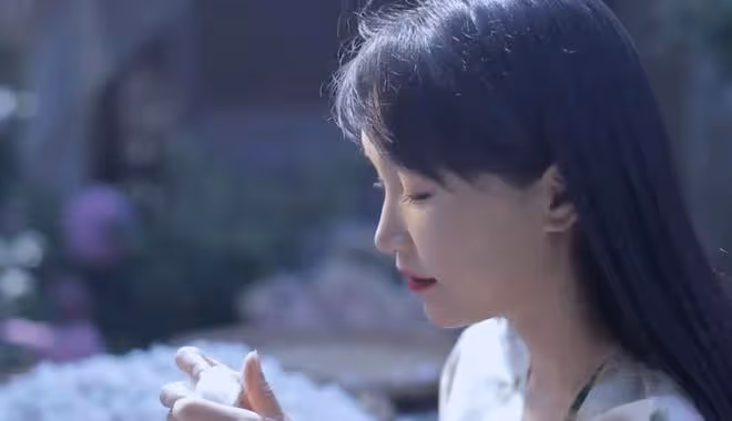 李子柒更新第三條視頻：為粉絲唱了一首歌，製作蠶絲絨花慶祝生日