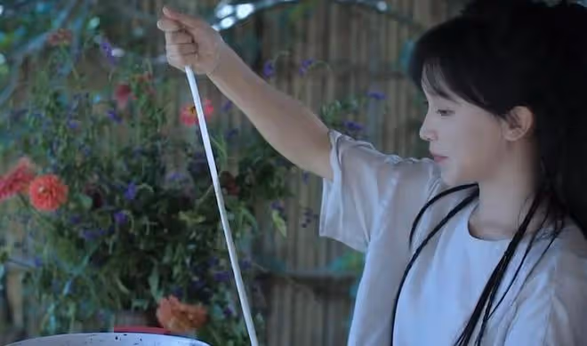 李子柒更新第三條視頻:為粉絲唱了一首歌,製作蠶絲絨花慶祝生日