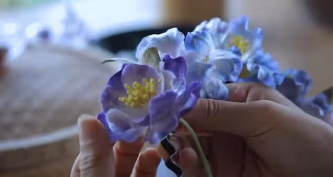 李子柒更新第三條視頻:為粉絲唱了一首歌,製作蠶絲絨花慶祝生日