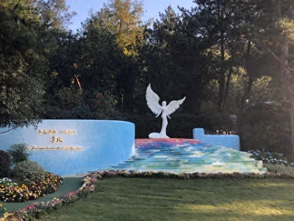 李玟墓園驚傳「雜草叢生」! 彩虹階梯不見了…歌迷現場目擊片曝