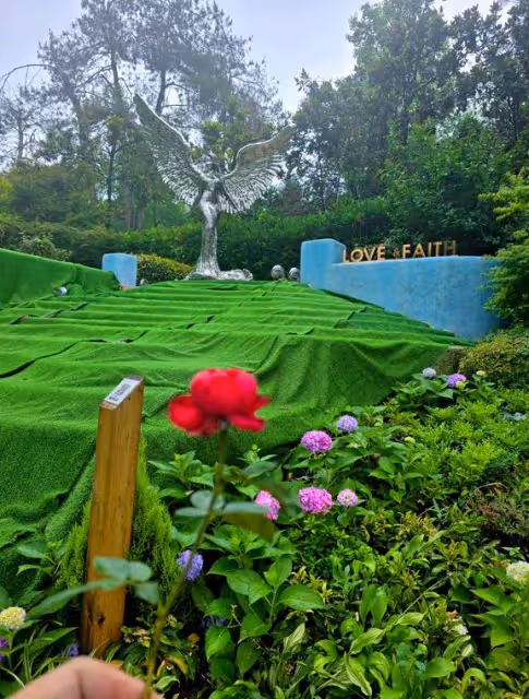 李玟墓園驚傳「雜草叢生」! 彩虹階梯不見了…歌迷現場目擊片曝