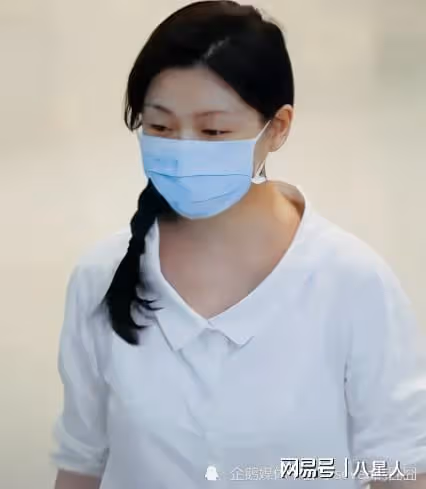 汪小菲後悔不?47歲大S近照 穿白色襯衫略顯富態,扎麻花辮似女學生