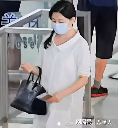 汪小菲後悔不?47歲大S近照 穿白色襯衫略顯富態,扎麻花辮似女學生