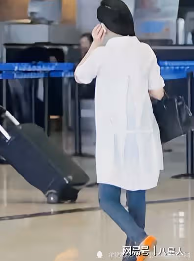 汪小菲後悔不?47歲大S近照 穿白色襯衫略顯富態,扎麻花辮似女學生