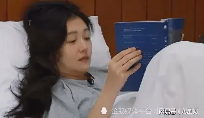 汪小菲後悔不?47歲大S近照 穿白色襯衫略顯富態,扎麻花辮似女學生