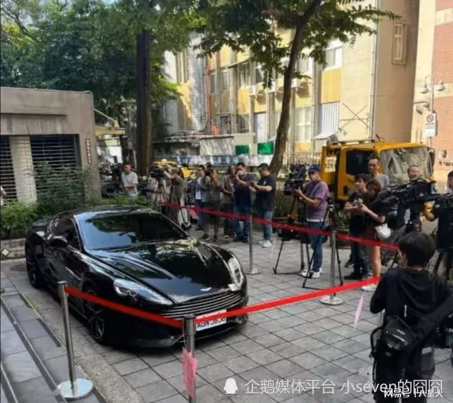 汪小菲後悔不?47歲大S近照 穿白色襯衫略顯富態,扎麻花辮似女學生