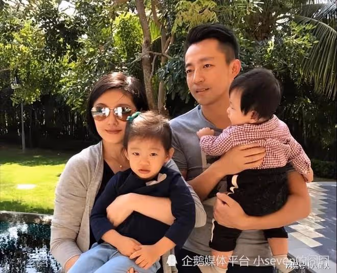 汪小菲後悔不?47歲大S近照 穿白色襯衫略顯富態,扎麻花辮似女學生