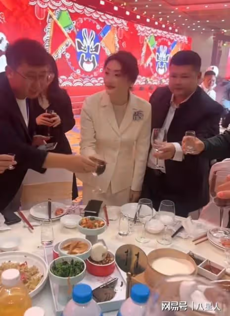 宗馥莉現身娃哈哈年度大會!點頭哈腰挨個敬酒,被網友吐槽太邋遢