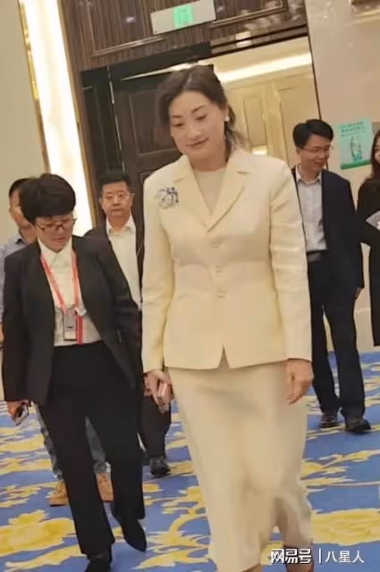 宗馥莉現身娃哈哈年度大會!點頭哈腰挨個敬酒,被網友吐槽太邋遢