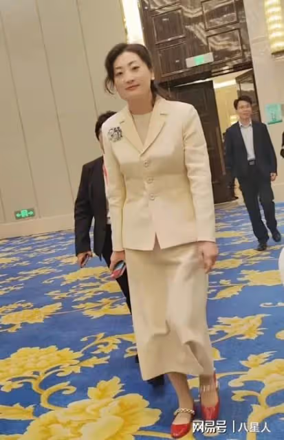 宗馥莉現身娃哈哈年度大會!點頭哈腰挨個敬酒,被網友吐槽太邋遢