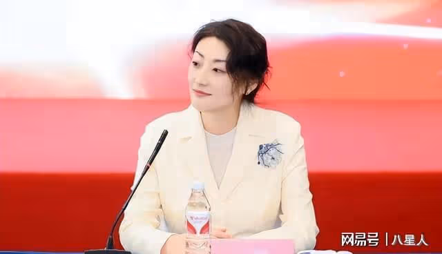 宗馥莉現身娃哈哈年度大會!點頭哈腰挨個敬酒,被網友吐槽太邋遢