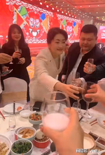 宗馥莉現身娃哈哈年度大會!點頭哈腰挨個敬酒,被網友吐槽太邋遢