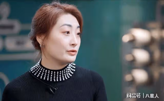 宗馥莉現身娃哈哈年度大會!點頭哈腰挨個敬酒,被網友吐槽太邋遢