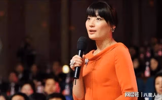 宗馥莉現身娃哈哈年度大會!點頭哈腰挨個敬酒,被網友吐槽太邋遢