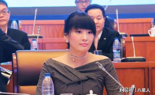 宗馥莉現身娃哈哈年度大會!點頭哈腰挨個敬酒,被網友吐槽太邋遢