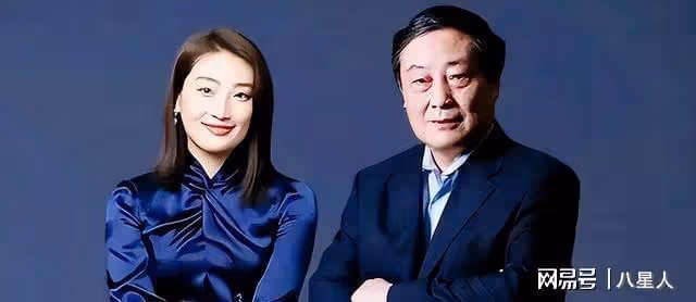 宗馥莉現身娃哈哈年度大會!點頭哈腰挨個敬酒,被網友吐槽太邋遢