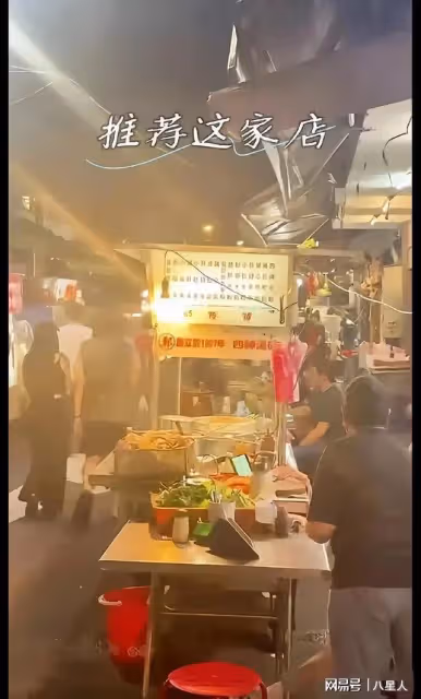 接地氣!汪小菲逛夜市吃豬腳飯,不敢曝光倆孩正臉,吃完塑料袋打包