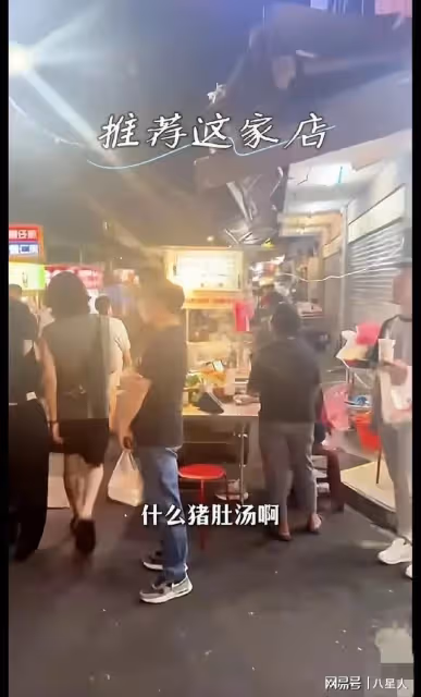 接地氣!汪小菲逛夜市吃豬腳飯,不敢曝光倆孩正臉,吃完塑料袋打包