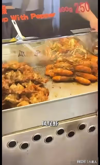 接地氣!汪小菲逛夜市吃豬腳飯,不敢曝光倆孩正臉,吃完塑料袋打包