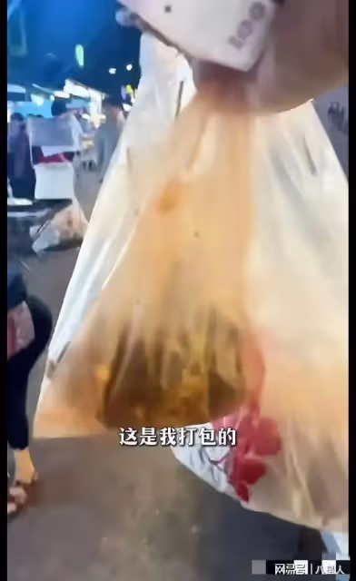 接地氣!汪小菲逛夜市吃豬腳飯,不敢曝光倆孩正臉,吃完塑料袋打包