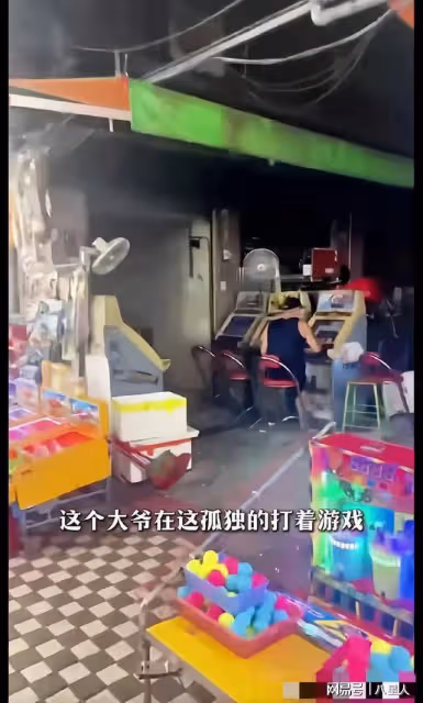 接地氣!汪小菲逛夜市吃豬腳飯,不敢曝光倆孩正臉,吃完塑料袋打包