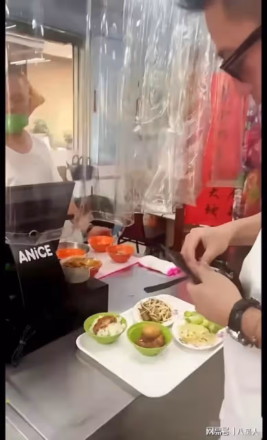 接地氣!汪小菲逛夜市吃豬腳飯,不敢曝光倆孩正臉,吃完塑料袋打包