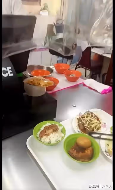 接地氣!汪小菲逛夜市吃豬腳飯,不敢曝光倆孩正臉,吃完塑料袋打包