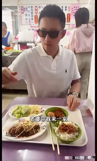 接地氣!汪小菲逛夜市吃豬腳飯,不敢曝光倆孩正臉,吃完塑料袋打包