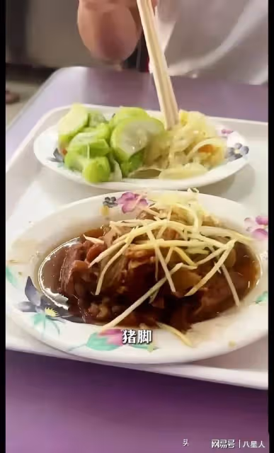 接地氣!汪小菲逛夜市吃豬腳飯,不敢曝光倆孩正臉,吃完塑料袋打包