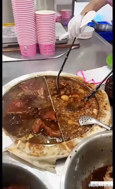 接地氣!汪小菲逛夜市吃豬腳飯,不敢曝光倆孩正臉,吃完塑料袋打包