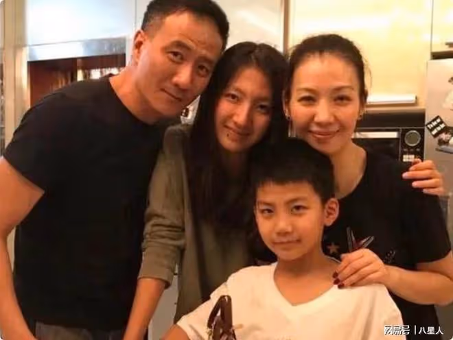 霸道總裁初養成!胡軍兒子康康15歲185魁梧壯碩,五官深邃帥過爸爸