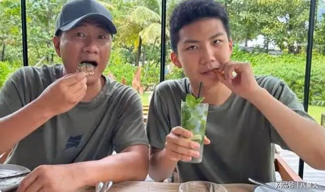 霸道總裁初養成!胡軍兒子康康15歲185魁梧壯碩,五官深邃帥過爸爸