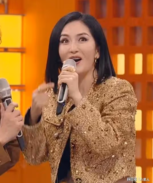 雙11晚會不要太尷尬!何炅老了,謝娜腫了,古力娜扎身材搶盡風頭