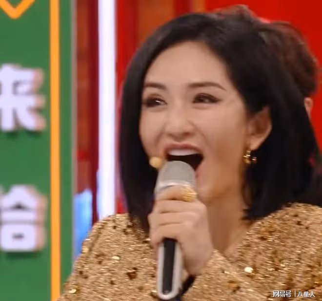 雙11晚會不要太尷尬!何炅老了,謝娜腫了,古力娜扎身材搶盡風頭