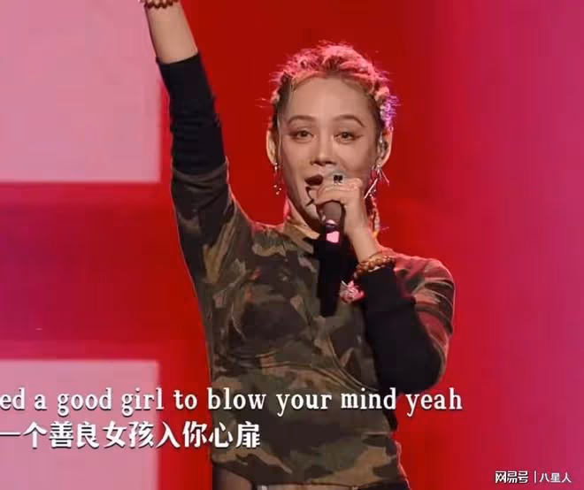 雙11晚會不要太尷尬!何炅老了,謝娜腫了,古力娜扎身材搶盡風頭