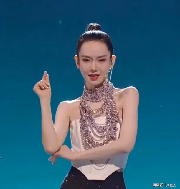 雙11晚會不要太尷尬!何炅老了,謝娜腫了,古力娜扎身材搶盡風頭