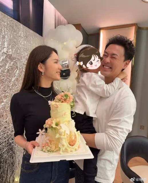 林峯再寵妻大曬恩愛合照，與張馨月慶結婚五周年！網友：像他老婆發的