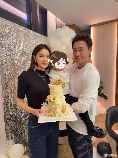 林峯再寵妻大曬恩愛合照，與張馨月慶結婚五周年！網友：像他老婆發的